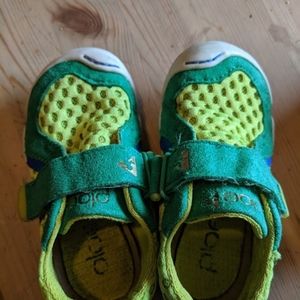 Plae size 6 toddler sneakers